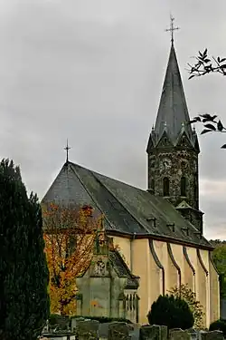 Pfarrkirche St. Peter in Lieser im Vordergrund die neugotische Gruftkapelle der Familien Puricelli und von Schorlemer