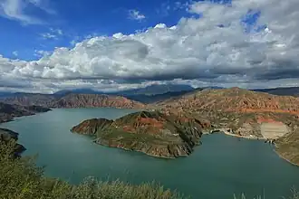 Blick vom Kanbula-Nationalpark auf die Lijiaxia-Talsperre