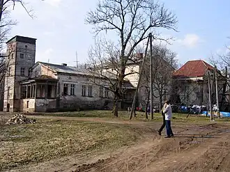 Das verlassene Herrenhaus (links) und der Burgturm (rechts)