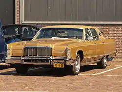 Lincoln Continental Town Car 1975 (links) und Town Coupé 1976 (rechts)
