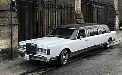 Strechtlimousinen auf Town-Car-Basis in unterschiedlichem Überarbeitungsgrad (rechts eine Coupé-de-Ville-Version von Krystal Koach)