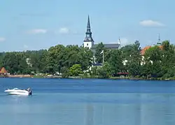 Lindessjön und Kirche