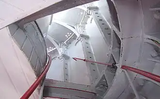 Gut sichtbare Gusseisen-Konstruktion mit Innentreppe