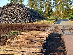 Am Beginn des neuen Stegs sind Bohlen des prähistorischen Wegs abgelegt.