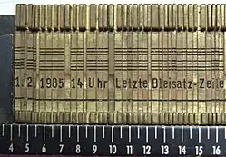 Linotype-Matrizenzeile (ohne Wortabstandkeile) im „Sammler“ (seitenrichtig lesbar)