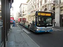 Gelenkbusse auf der Via&nbsp;Mazzini