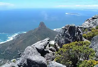 Lion’s Head, gesehen vom Tafelberg, im Hintergrund Robben Island