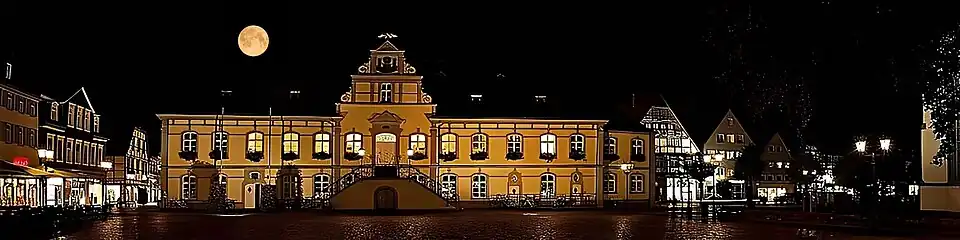 Rathausplatz bei Nacht, links Lange Straße, rechts Rathausstraße