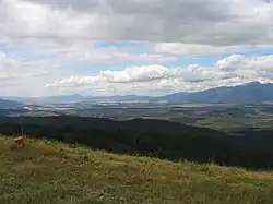 Das Liptauer Becken von der Umgebung des Stausees Čierny Váh gesehen; rechts die Westtatra, im Hintergrund das Chočgebirge, links der Bildmitte im Hintergrund der Liptauer Stausee. Gemeinde Kráľova Lehota, Okres Liptovský Mikuláš