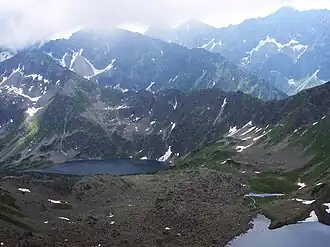 Blick vom Tal Dolina pod Kołem, davor der Bergsee Czarny Staw Polski