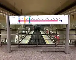 Großformatiges Linienband an einem Bahnhof (São Sebastião, Linha Vermelha, Lissabon)