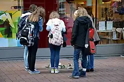 Passanten an acht Stolpersteinen vor dem Haus Lister Meile 77/79