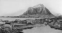 historisches Foto aus dem 19. Jahrhundert mit einigen Häusern auf einer Insel