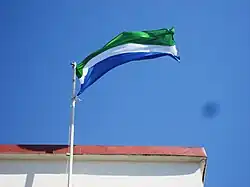 Livische Flagge am livischen Gemeindehaus in Mazirbe