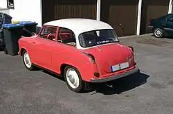 Lloyd Alexander mit Kofferraumdeckel