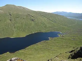Der Lurg Mhòr von Südwesten, im Vordergrund Loch Calavie