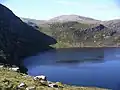 Loch Gorm unterhalb des Meall Gorm, dahinter das breite Gipfelplateau des Beinn Liath Mhòr Fannaich