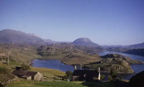 Arkle (Mitte) und Foinaven (links) gesehen vom Loch Inchard