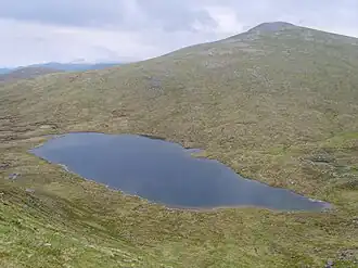 Blick vom westlich benachbarten Stob Coire Sgrìodain zum Gipfel des Chno Dearg, im Vordergrund der Lochan Coire an Lochain