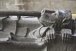 Löwe und Bischofsstab am Fußende