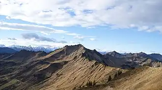 Löffelspitze und der Kamm vom Serajöchle, über welchen der kürzeste Zugang verläuft