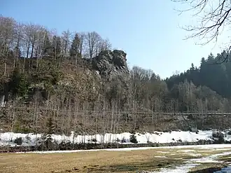 Löwenkopffelsen im Tal der Schwarzen Pockau – einst Standort der Burg Nidberg