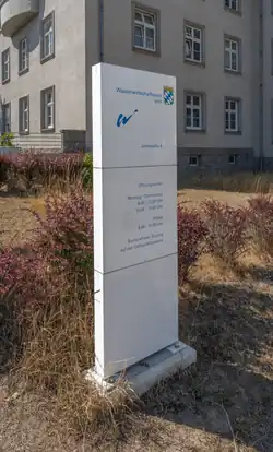 Freistehende Infotafel vor Gebäude