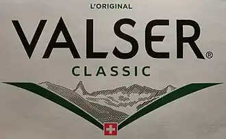 Logo von Valserwasser. Das Landschaftsbild zeigt Zervreilahorn, Furggeltihorn und Güferhorn (v.&nbsp;l.&nbsp;n.&nbsp;r.), aufgenommen von der Staumauer des Zervreilasees, allerdings spiegelverkehrt.