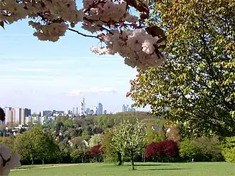 Blick auf Teile Seckbachs mit Atzelberg, Im Staffel und Huthpark. Im Hintergrund die Frankfurter Skyline