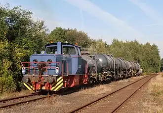 Diesellok HAW&nbsp;9 beim Rangieren mit Kesselwagen im Bahnhof Derneburg