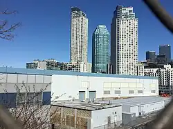 5 Pointz LIC: links North Tower, rechts South Tower (Mitte One Court Square)