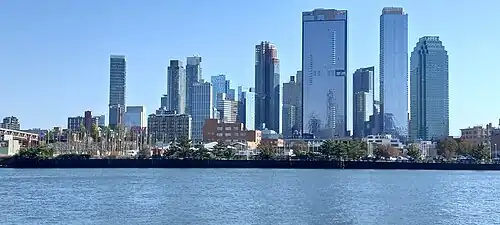 Blick auf Skyline von Long Island City von Westen, 2024