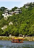Xiangshan-Kloster und Touristenboot am Yi