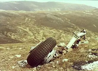 Teile des Flugzeugwracks an den Hängen des Beinn Uraraidh in Blickrichtung Beinn Bheigier