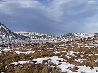 Blick aus dem Tal des Allt a’ Chaorainn nach Norden, links der Càrn Sgulain, rechts der Am Bodach