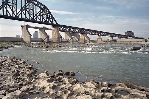 Mittelteil mit den beiden äußeren Fachwerkträgern mit untenliegendem Gleis