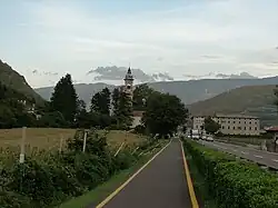 Loppio mit Blickrichtung Etschtal, links die Kirche und rechts La Fabbrica