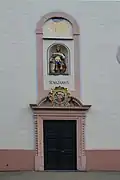Westportal mit Nazariusstatue und dem Wappen seines Stifters, Bischof Lothar Franz von Schönborn