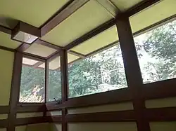 Frank Lloyd Wright hat Fensterbänder vielfach um Ecken herumgeführt (Louis Penfield House)
