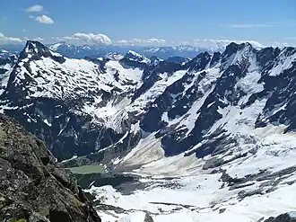Der Luna Peak ganz links mit dem Karsee Lousy Lake an seiner Basis im North Cascades National Park