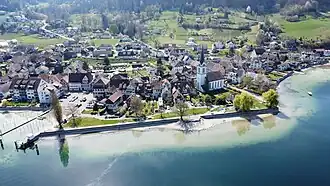 Bei Niedrigwasser vom See her gesehen