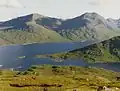 Blick vom Bac nan Canaichean, dem Südostgrat des Sgùrr a’ Mhaoraich, über Loch Quoich auf den Sgùrr Mòr (rechts) und den Sgùrr an Fhuarain (links)