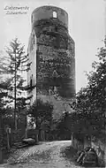 Bis 1914 verlief die Straße nur nördlich um den Turm. Der östliche Hocheinstieg war verschlossen.