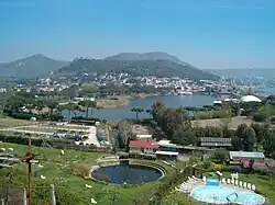 Der Lucriner See mit dem Monte Nuovo, dahinter der Monte Gauro mit dem Monte Sant’Angelo (links) und dem Monte Barbaro (rechts)
