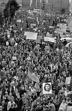 Demonstration auf dem West-Berliner Breitscheidplatz, 1968. Im Vordergrund ein Plakat mit dem Bild Che Guevaras