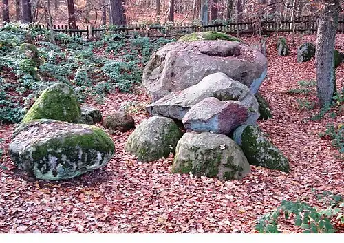 Das Großsteingrab Lübeck-Blankensee (aus Osten) – auf der linken Seite befinden sich die Reste des Eingangs