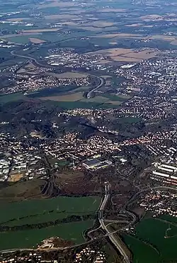 Autobahnanschlussstelle Dresden-Südvorstadt aus südlicher Richtung gesehen mit Einfahrt zum Coschützer Tunnel, der über dem Tunnel befindlichen Feldschlößchen-Brauerei und dahinter in der Bildmitte der Weißeritztalbrücke sowie dem Dölzschener Tunnel