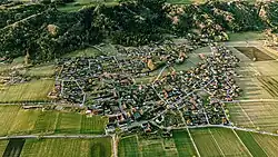 Luftaufnahme von Vagen, Blick von Norden aus 500 m Höhe: Siedlungsstruktur und umgebende Wälder und Felder.