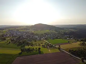 Blick auf Waldkatzenbach, im Hintergrund der Katzenbuckel