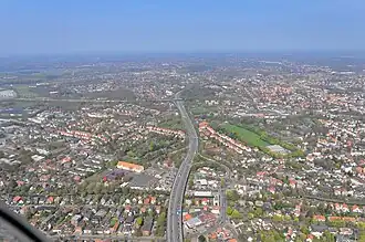 Autobahndreieck Oldenburg-West (obere Bildmitte) A 28 von links nach unten; A 293 von oben rechts